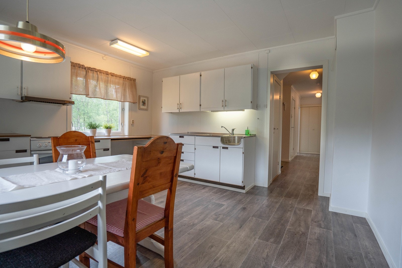 Kjøkkenet sett mot gangsone til soverommene og bad samt nedgang kjeller Galleribilde