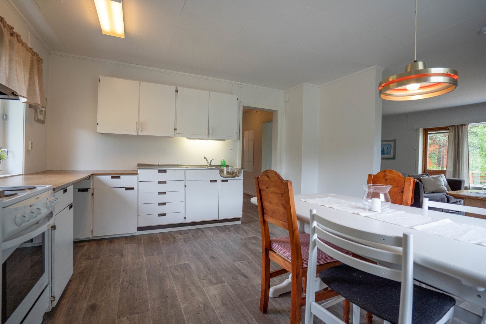 Kjøkkenet sett mot stuen med dør til veranda Galleribilde