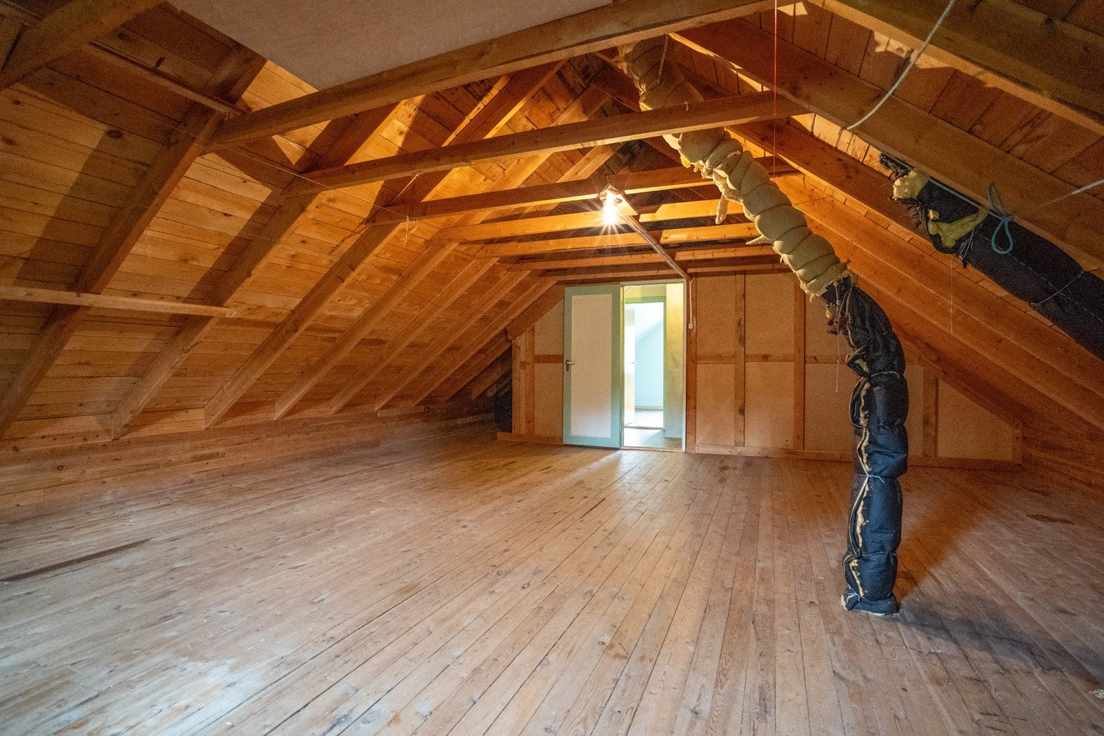 Loft uinnredet sett mot soverom og trappegang Galleribilde