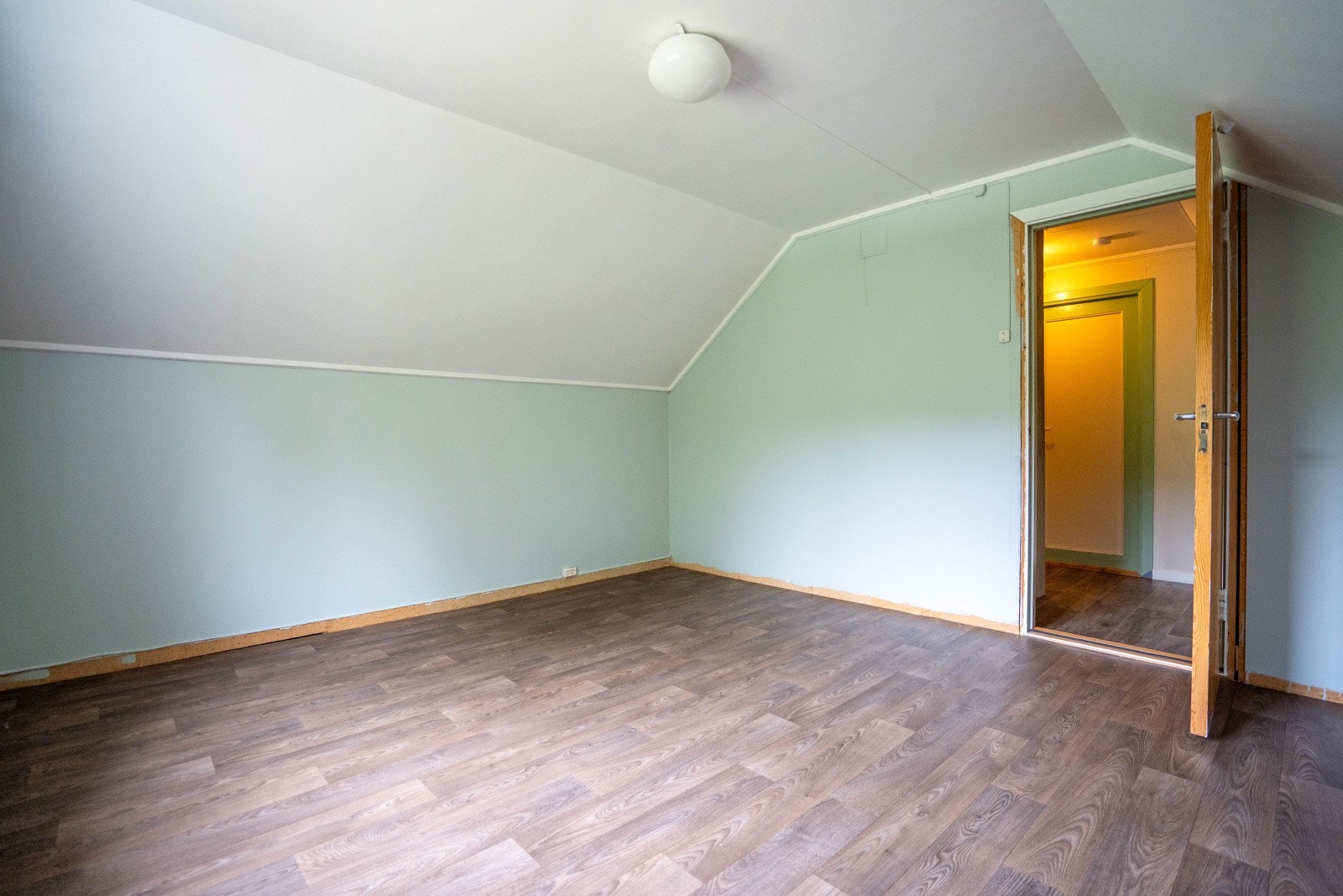 Soverom 4 på loft sett mot trappegang og dør inn til loftsrom uinnredet Galleribilde