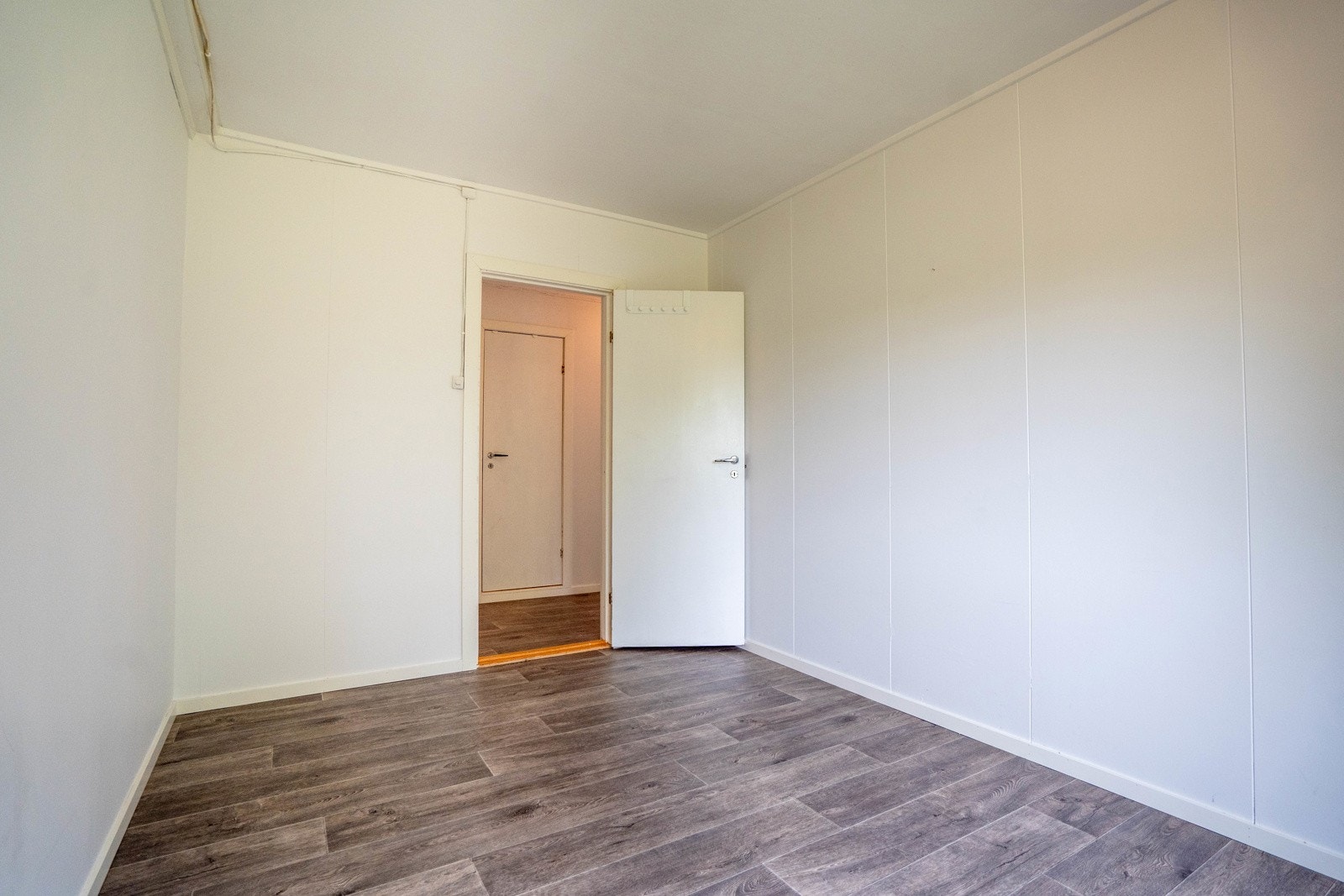 Soverom 3 sett mot gangsone og dør inn til bad Galleribilde