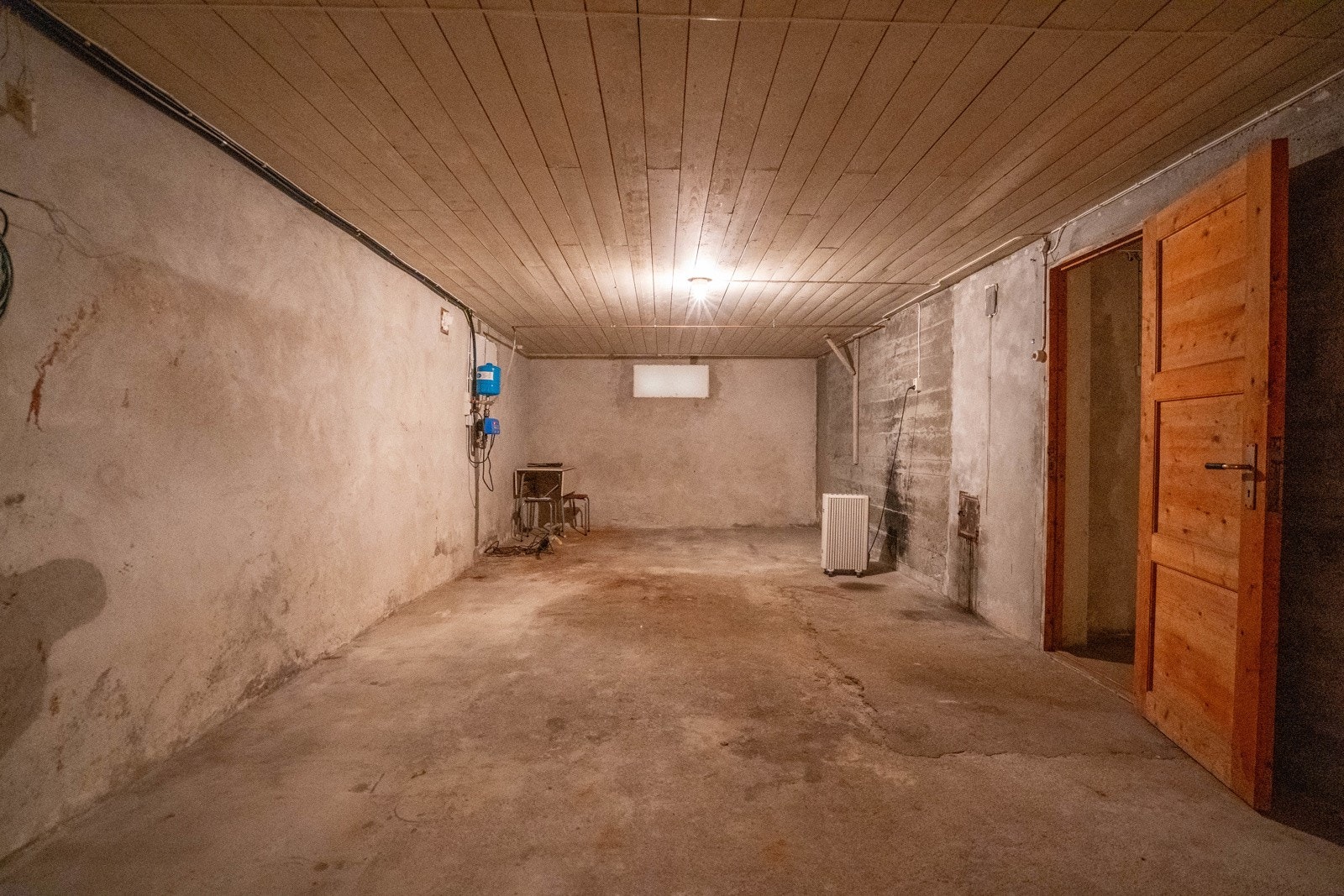 Kjeller med vannpumpe og feieluke Galleribilde