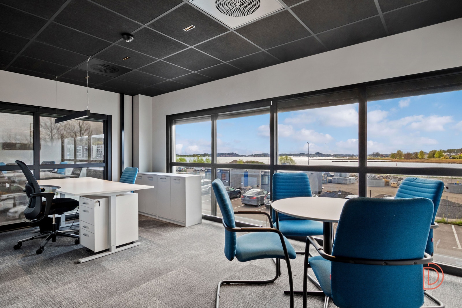 Stort kontor med plass til møtebord Galleribilde