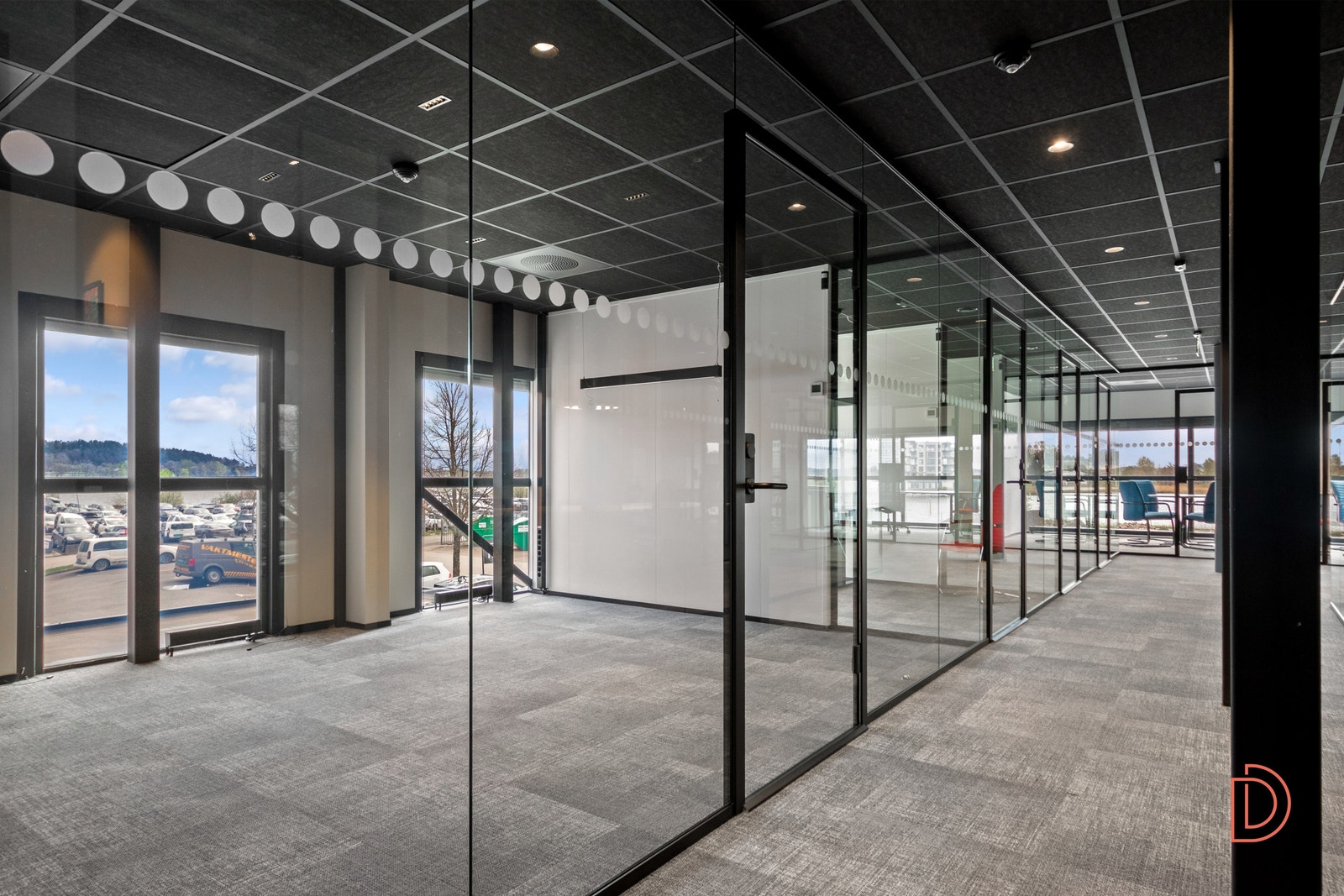 Lyse og åpne lokaler med mye glass Galleribilde