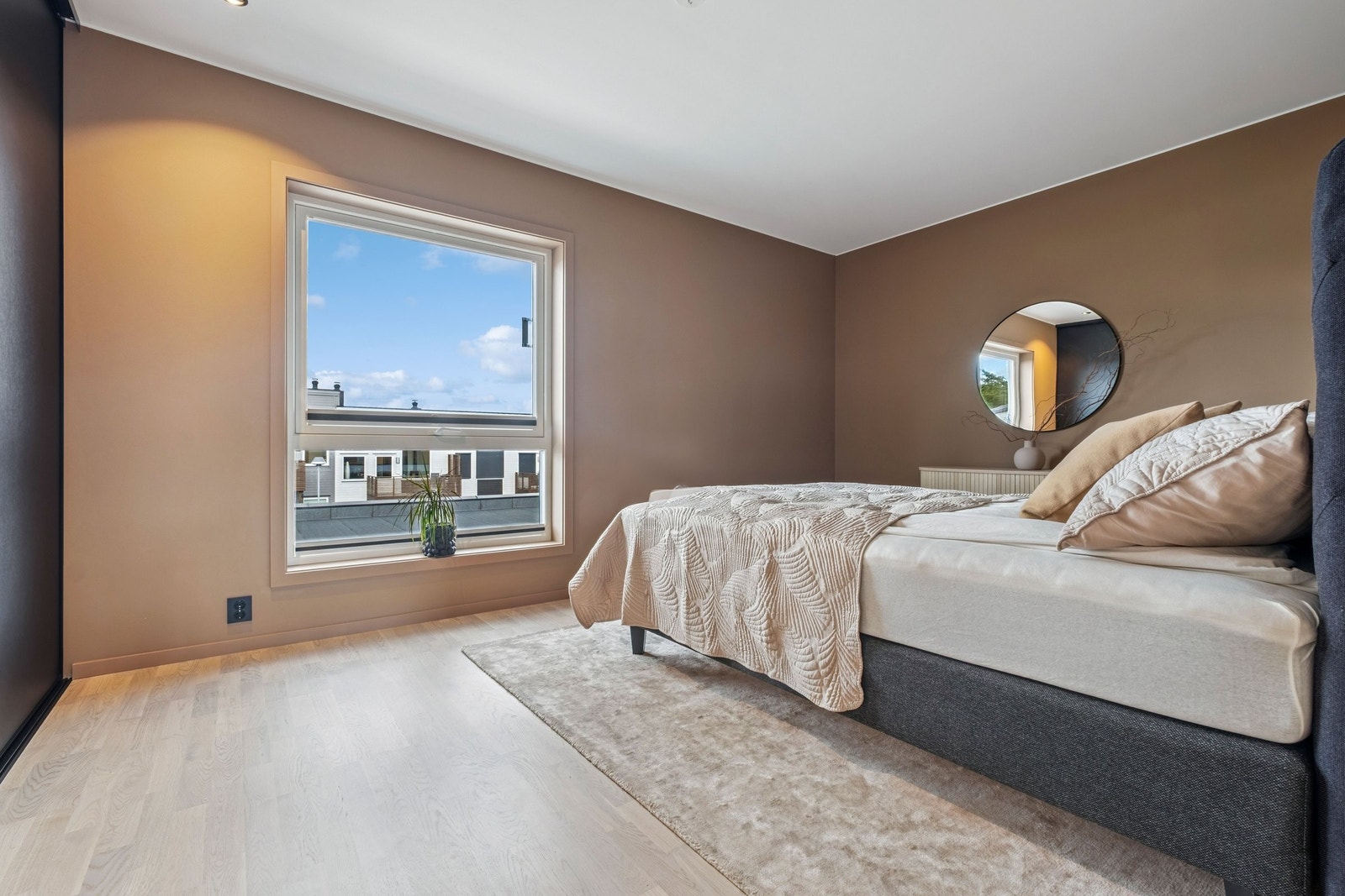 Tilpasset to delt solskjerming på begge soveroms vinduene. Galleribilde