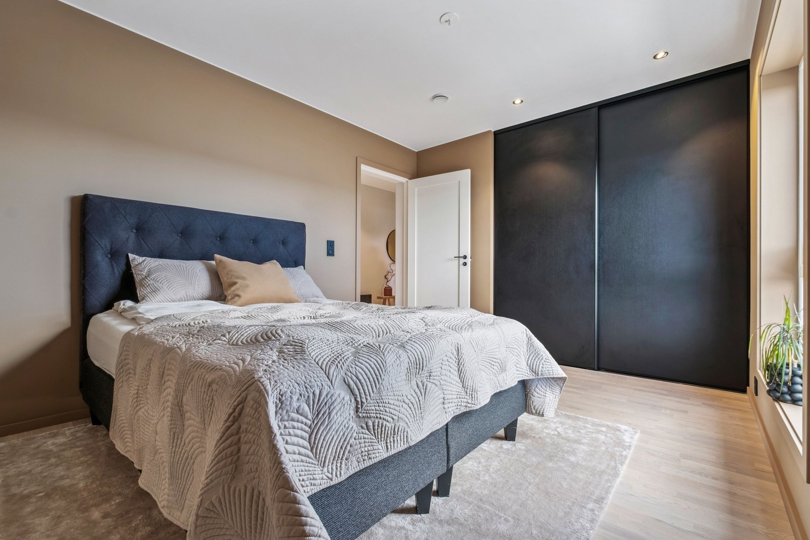 Påkostede skyvedører med sorte fronter og god skapplass. Galleribilde