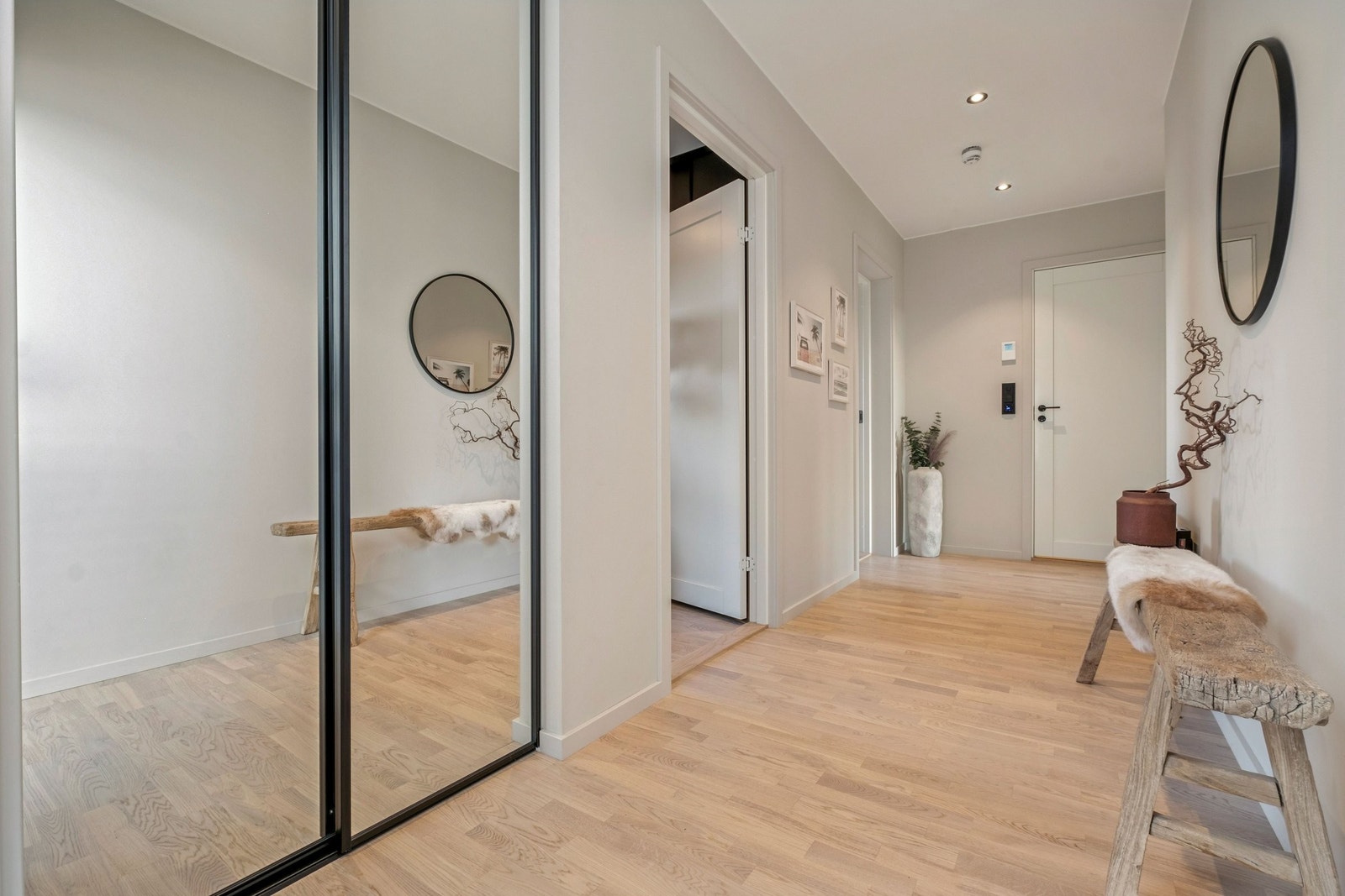 Plass besparende skyvedørsgarderobe med speil. Galleribilde