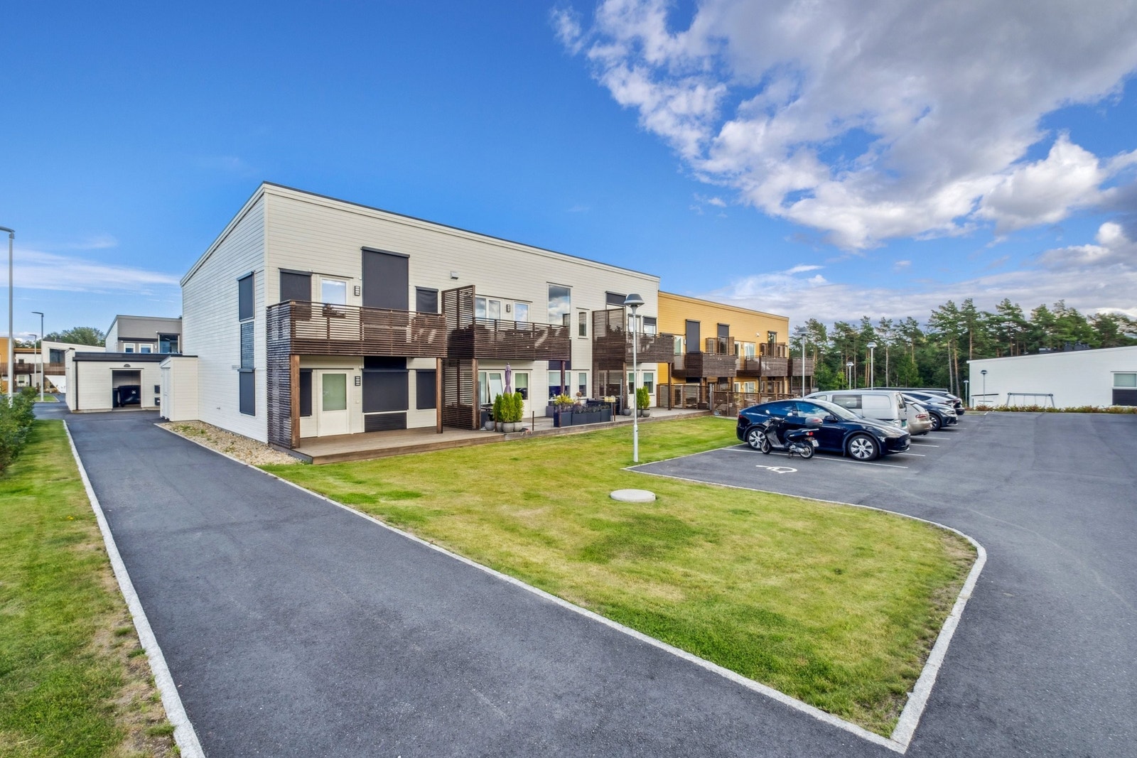 Moderne bolig oppført i 2023 med carport og boder. Galleribilde