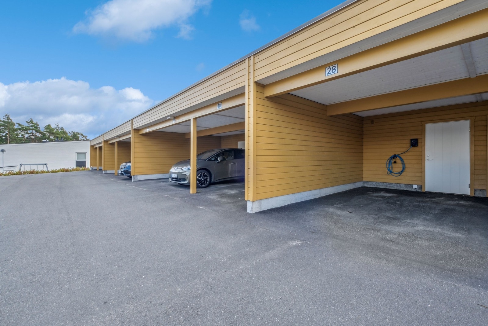Egen carport med elbillader og bod på ca. 5 m² i bakkant. Galleribilde