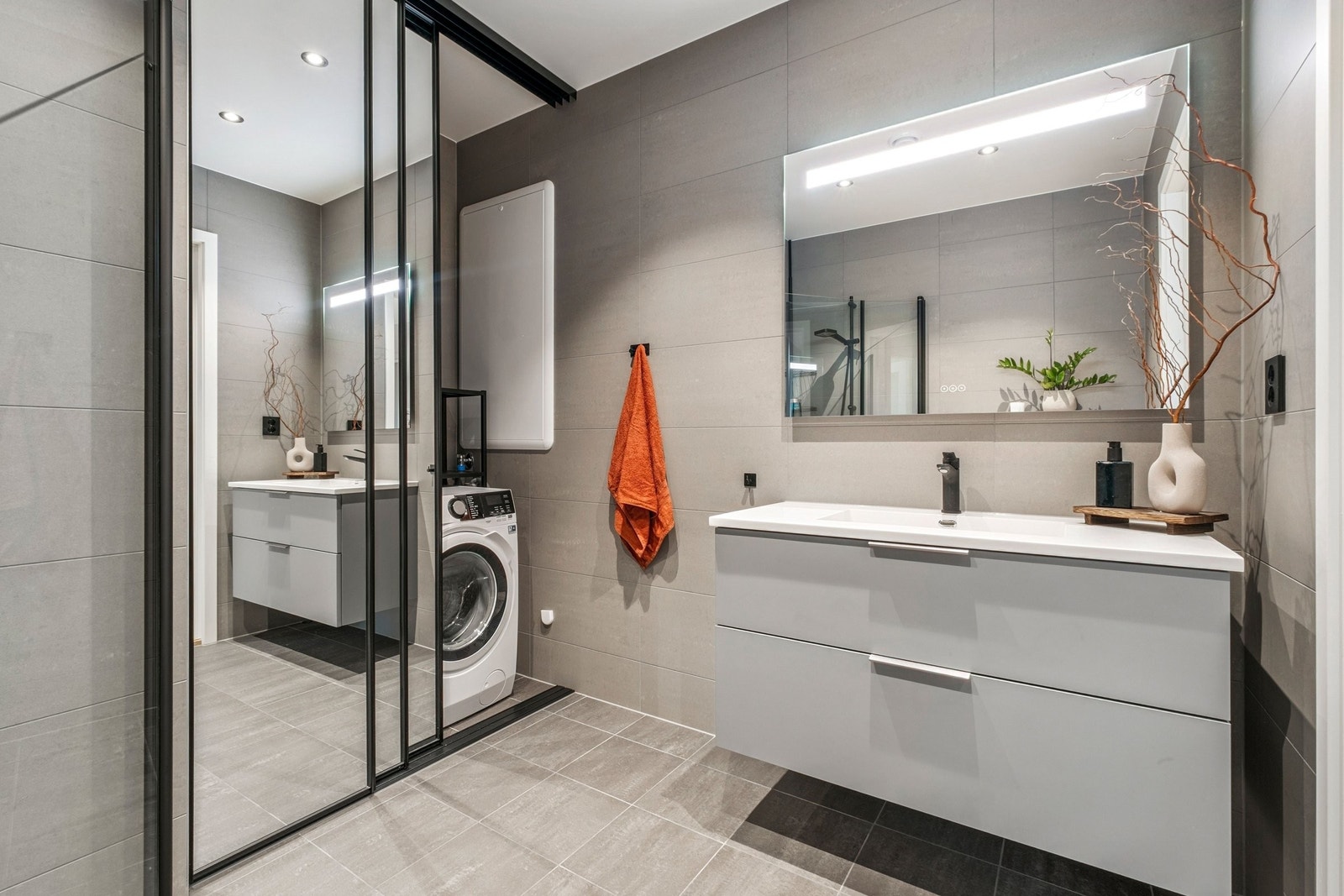 Gode muligheter til å skjule vaskemaskin og tørketrommel. Galleribilde