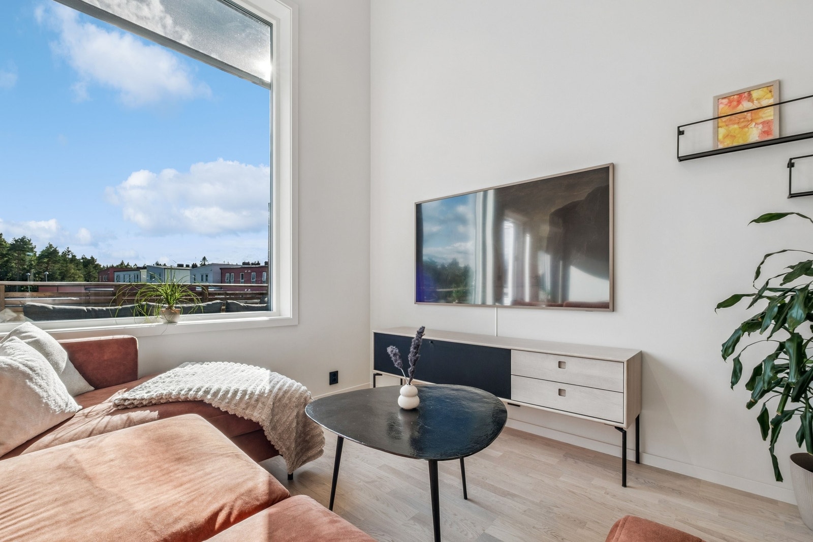 God takhøyde gir en luftig romfølelse. Galleribilde