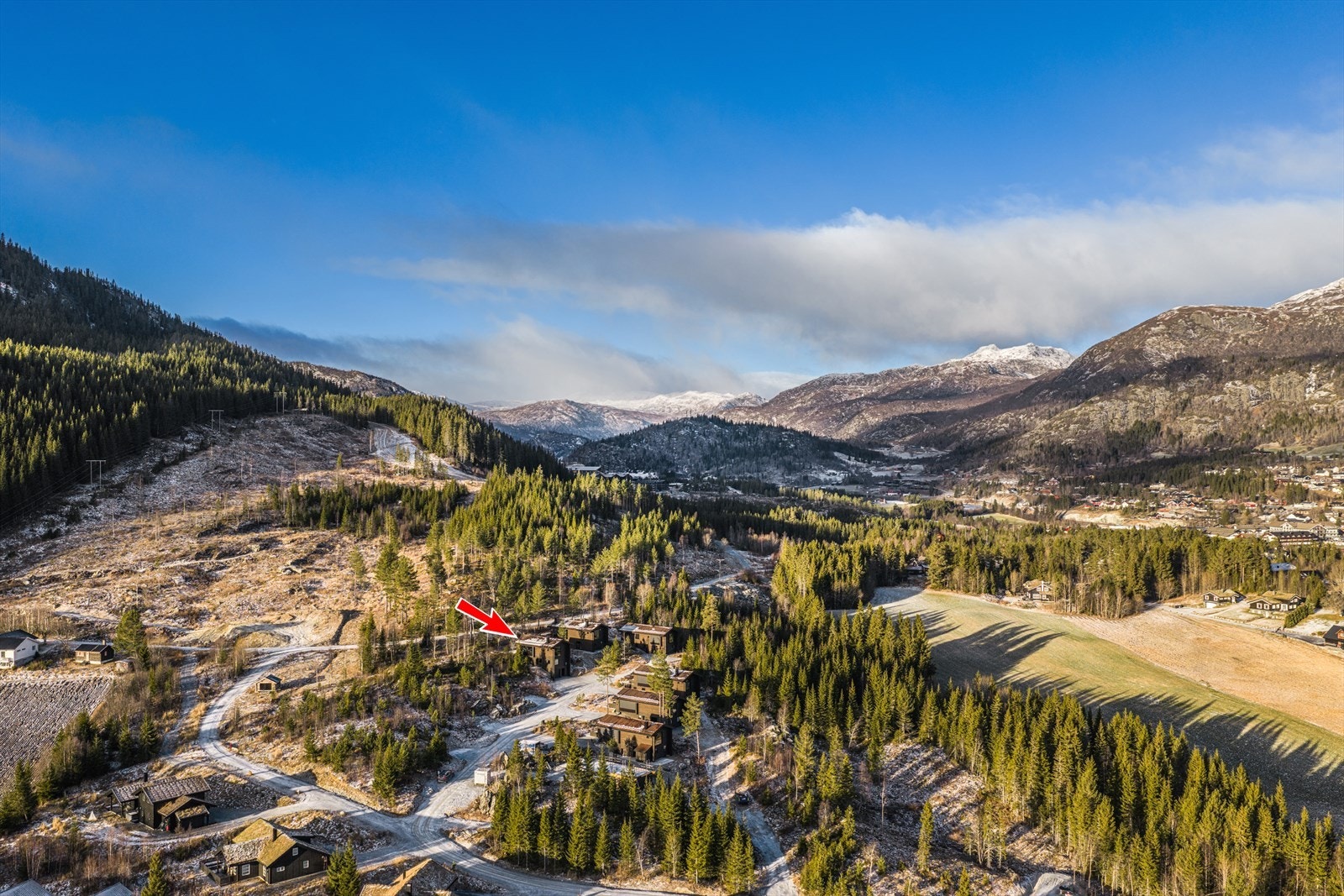 Hytta ligger rolig til i blindvei med ski inn fra Hemsedal Skisenter, sykkelstier, langrenn og turmuligheter rett utenfor og gangavstand til Hemsedal sentrum. Galleribilde