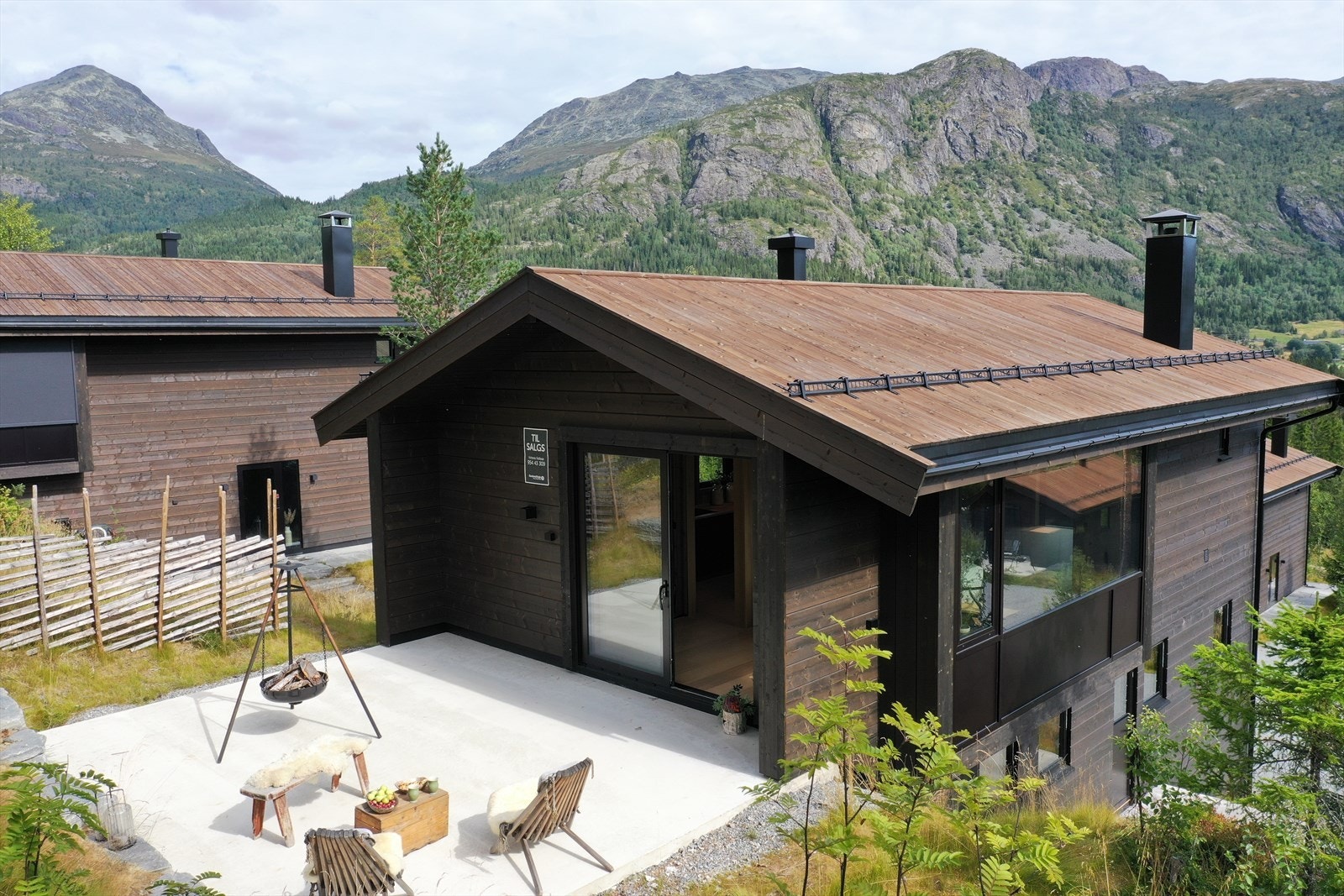 Deler av tomta er avskjermet med skigard. Galleribilde