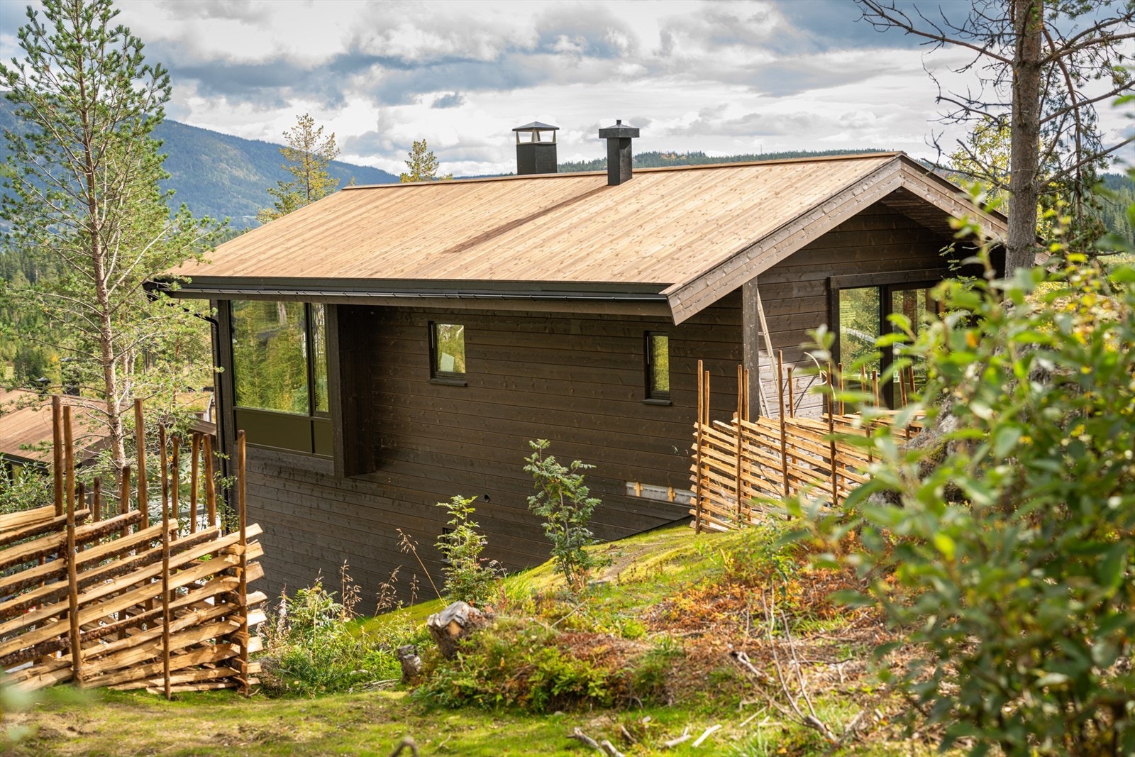 Naturen rundt hytta er pent tilbakeført. Galleribilde