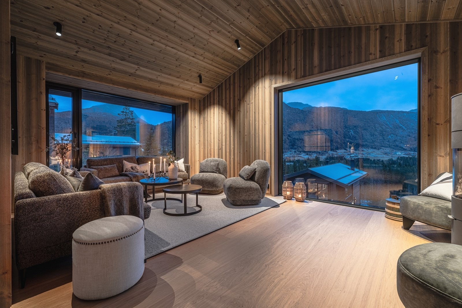 Hytta preges av gode og solide materialer, gjennomtenkte løsninger og fantastisk utsikt. Rolig beliggenhet, men likevel sentralt i Hemsedal. Galleribilde