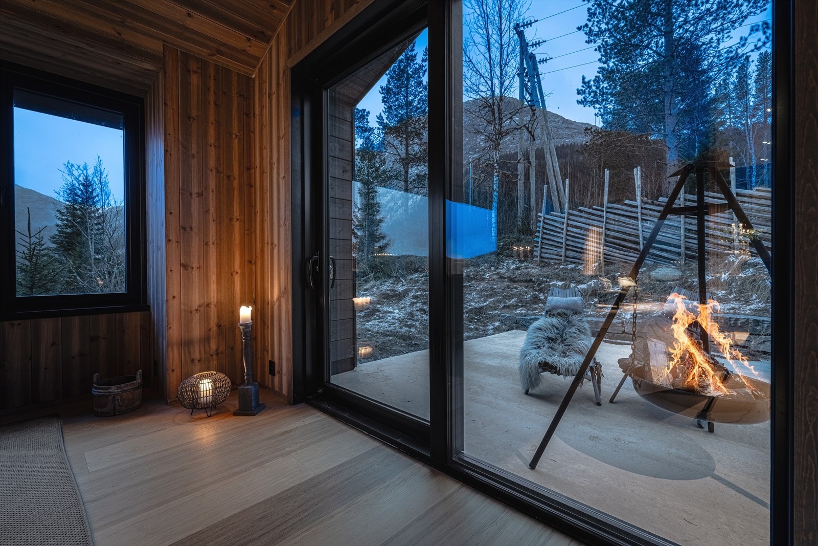 Utgang til skjermet terrasse fra 2. etasje. Galleribilde