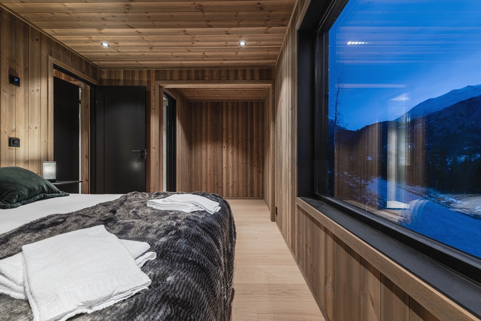 Soverom 1 er master soverom med ekstra god plass og direkte tilgang til baderom. Galleribilde