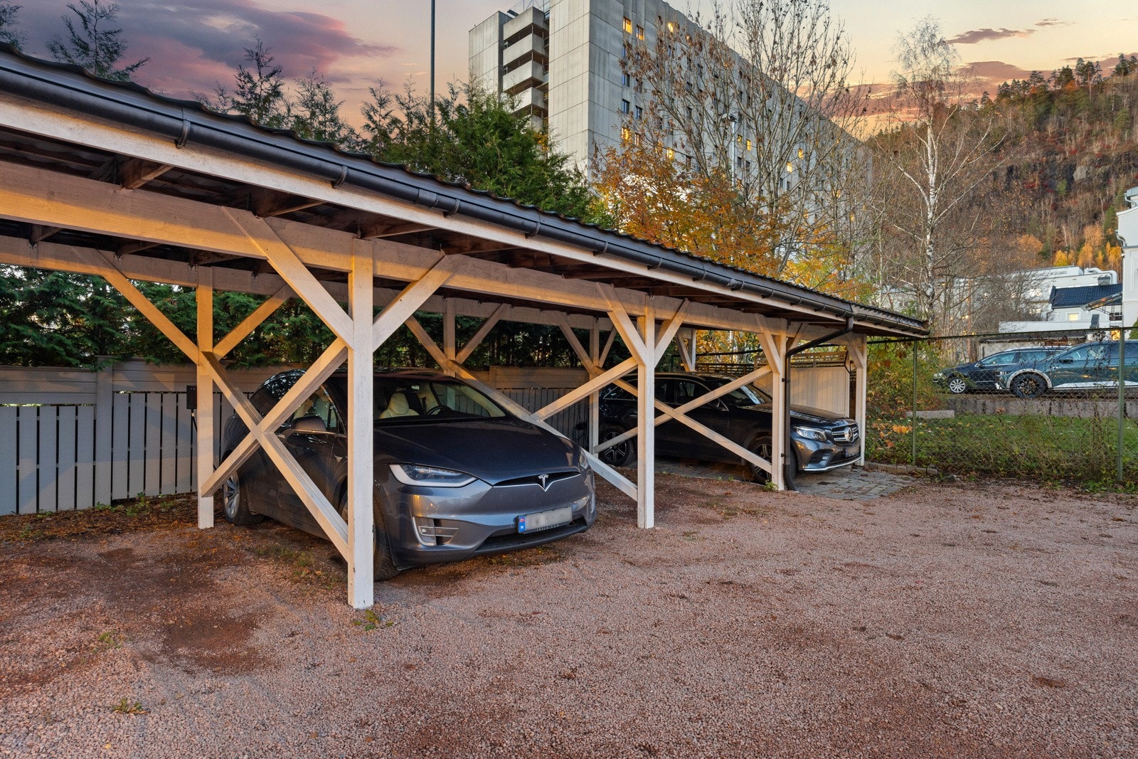 Boligen disponerer en parkeringsplass i felles carportrekke. Elbil-lader er montert (2024). Galleribilde