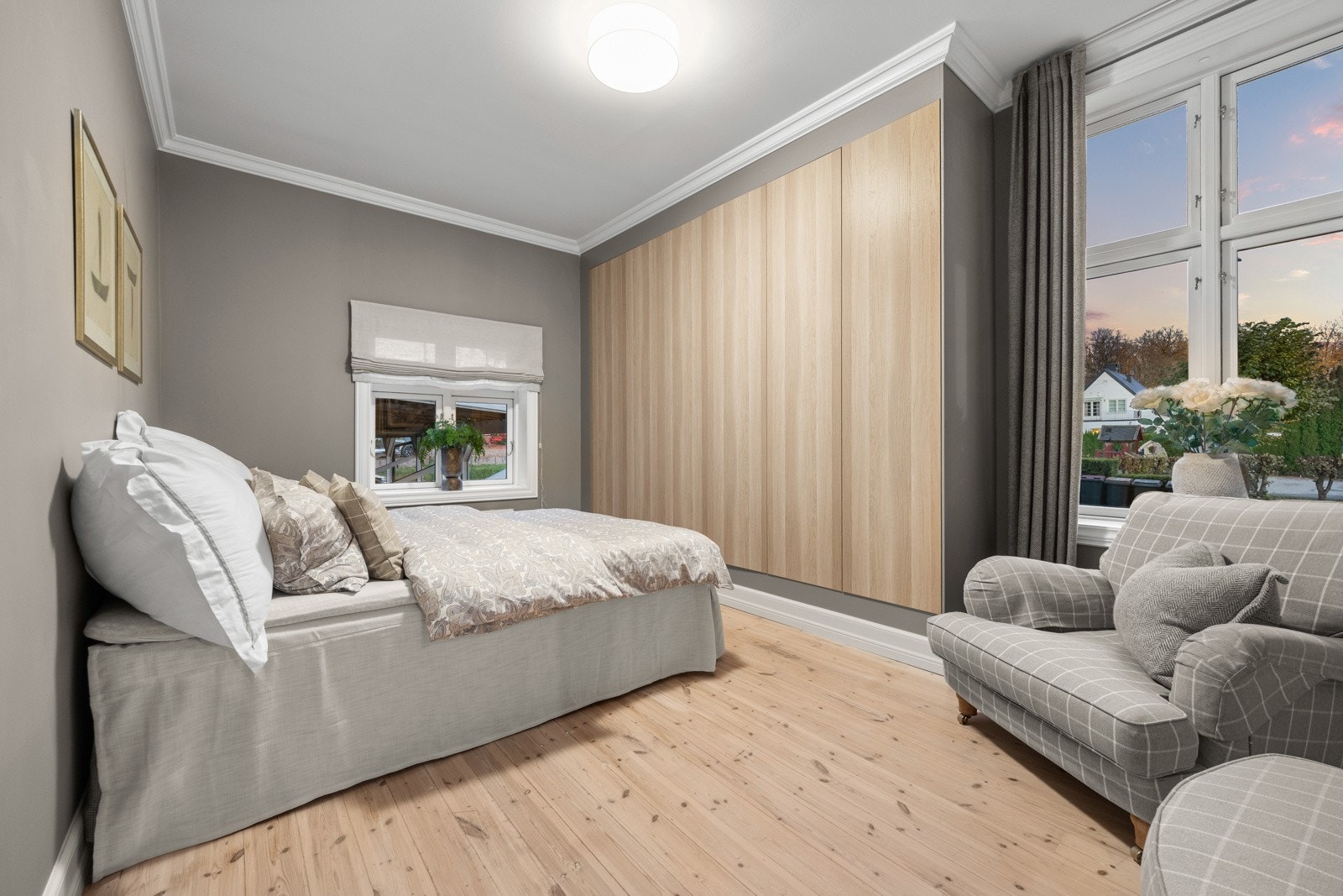 Hovedsoverommet har god takhøyde med store vinduer, sjarmerende tregulv og lune farger. Galleribilde