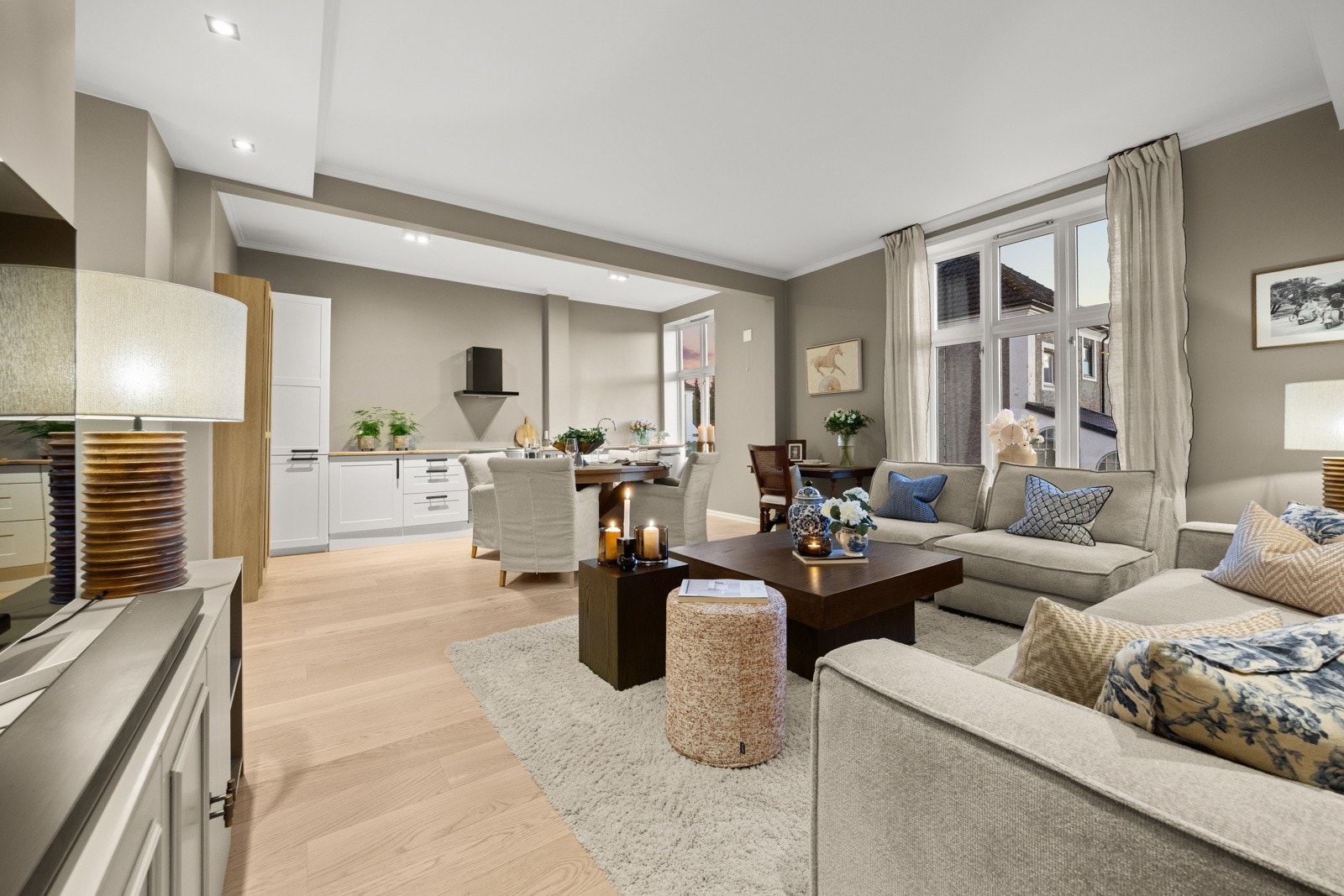 Rommet har moderne overflater i lune farger og utstrakt bruk av downlightsbelysning. Galleribilde