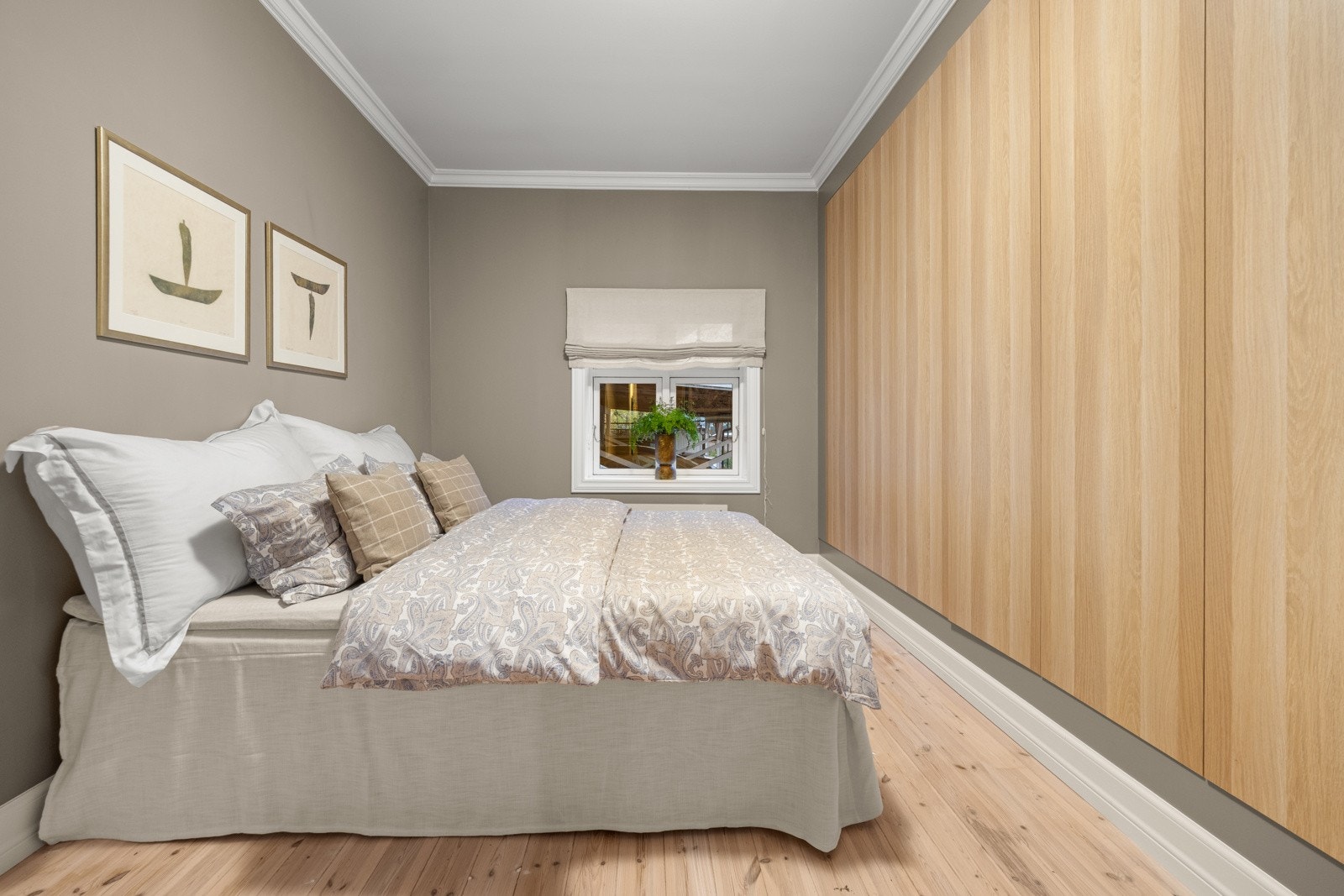 God plass til dobbeltsengen og praktiske plassbygde skap. Galleribilde