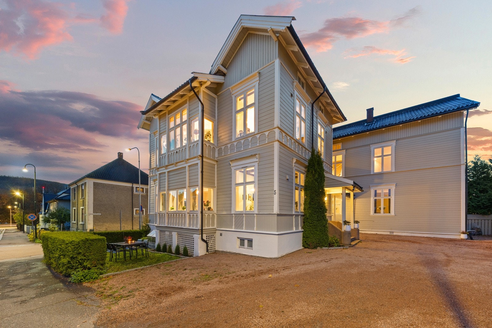 På tomten er det gruset gårdsplass og felles carportrekke hvor seksjonen disponerer én fast plass. Galleribilde