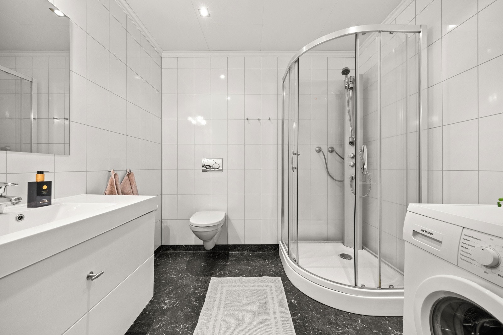 Badet er ifølge tidligere salgsoppgave pusset opp i 2013. Galleribilde