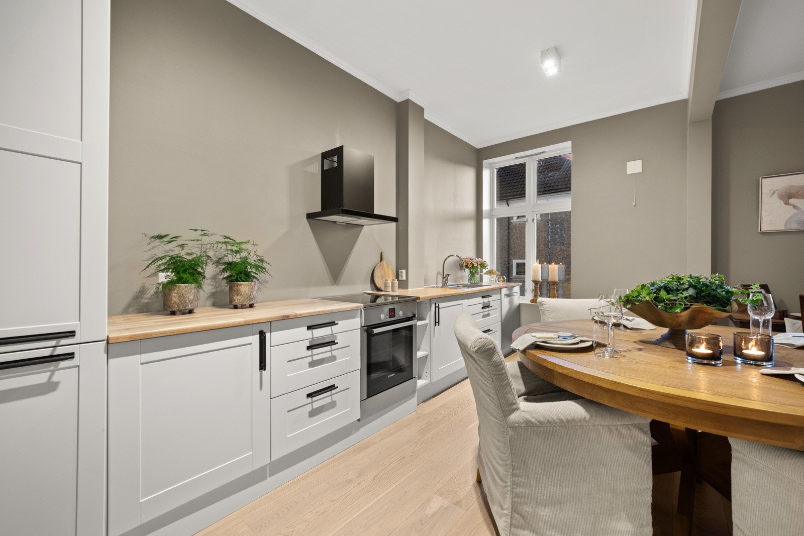 Integrert kjøleskap med fryser og opplegg for oppvaskmaskin. Galleribilde