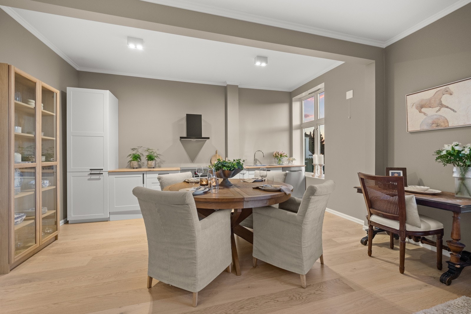 Kjøkkenet ligger åpent mot stuen og har en klassisk innredning fra 2013 med hvite, profilerte fronter og heltre benkeplate. Galleribilde