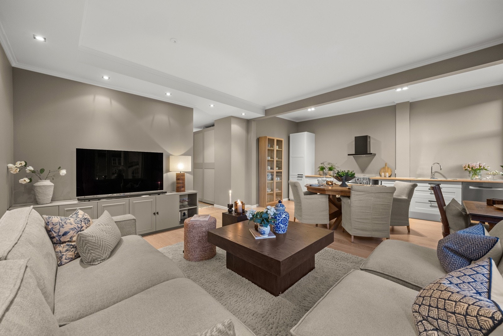 Delikat og lekkert allrom med stue og kjøkken i åpen løsning. Galleribilde