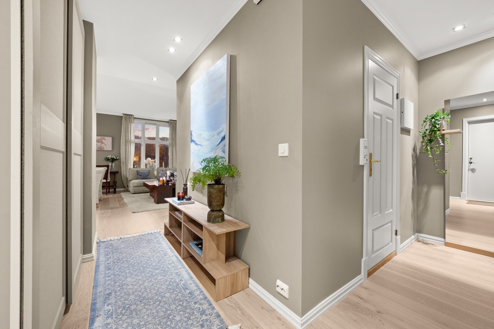 Entreen gir et godt førsteinntrykk og har et smakfult interiør, downlightsbelysning og svært gode oppbevaringsmuligheter. Galleribilde