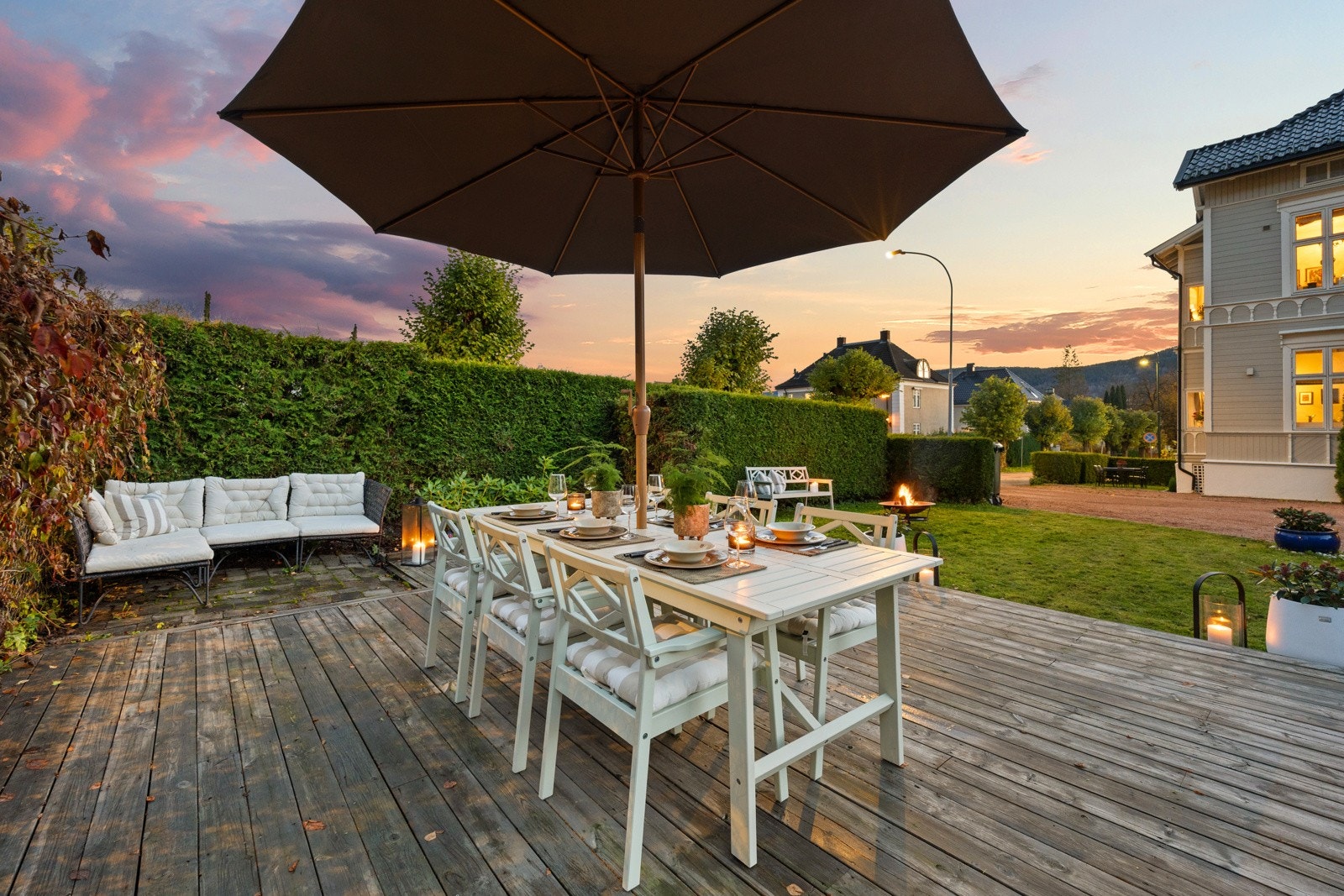 Hyggelig og grønt hageareal, skjermende hekk, pen beplantning og usjenert terrasseplatting med pergola til fri bruk for beboerne. Galleribilde