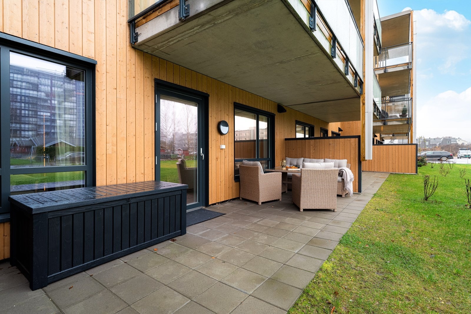 Fra stua er det utgang til romslig platting hvor man kan ha diverse utemøbler, grill og blomster. Galleribilde