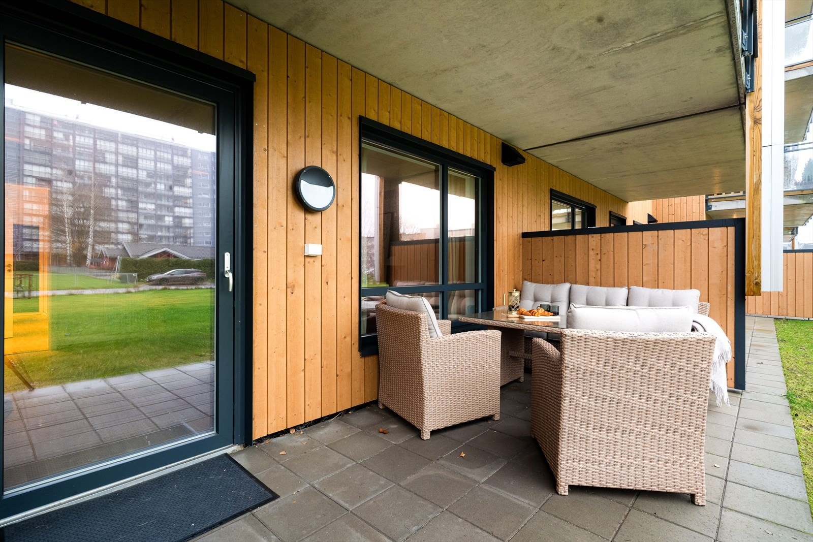 Den koselige uteplassen vender mot nordvest, med delvis takoverbygg og levegger mot naboleiligheter. Galleribilde