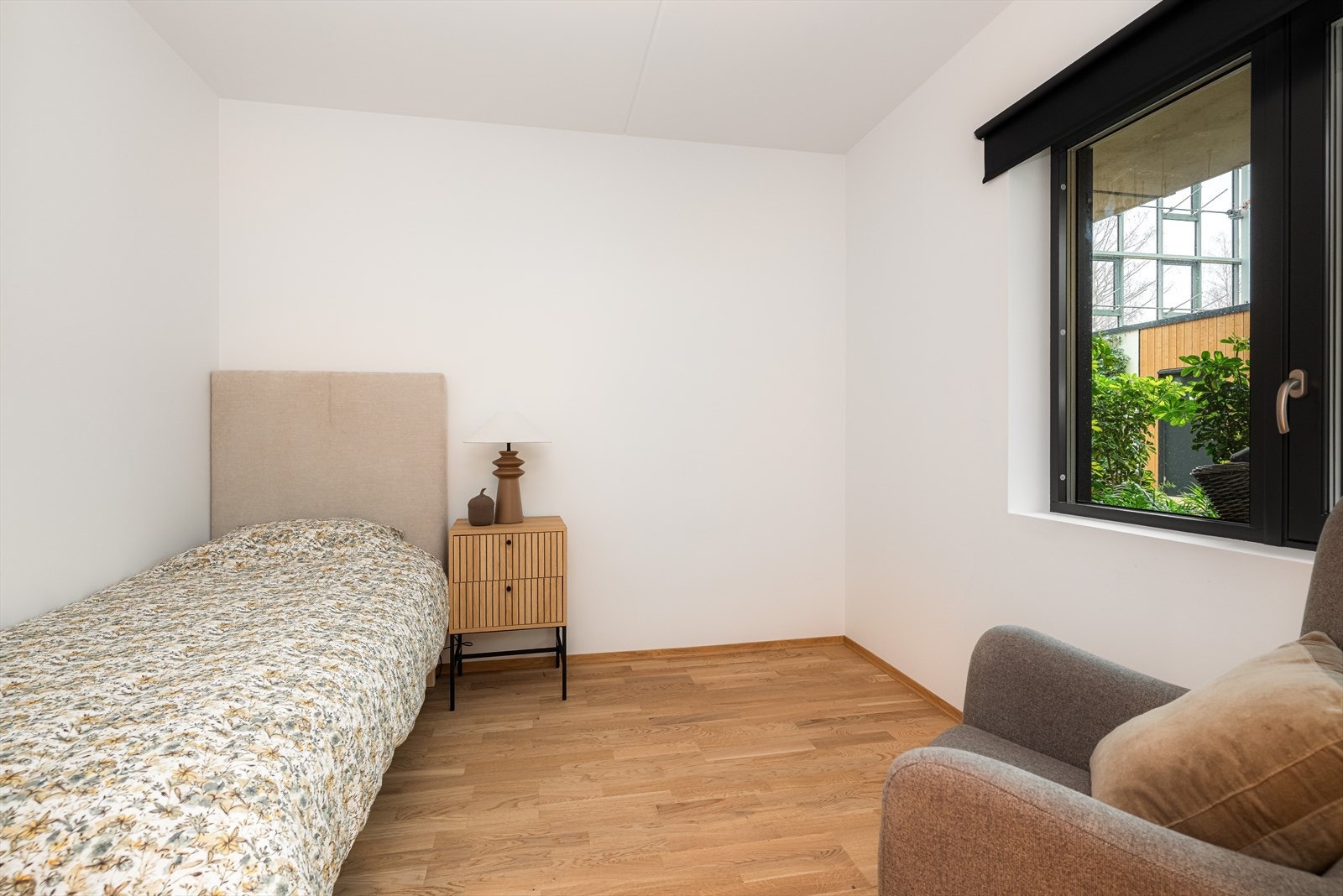 Soverommene har lyse, fine overflater som boligen for øvrig. Galleribilde