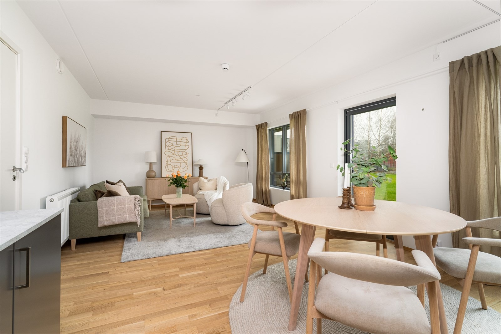 Leiligheten er innbydende og praktisk, hvor de fleste møbler kan medfølge. Galleribilde