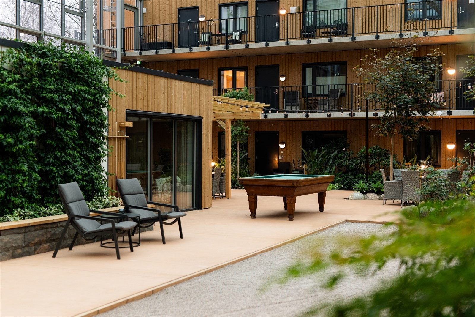I hagen er det boccia bane og biljardbord, som innbyr til hyggelig samvær og aktivitet. Galleribilde