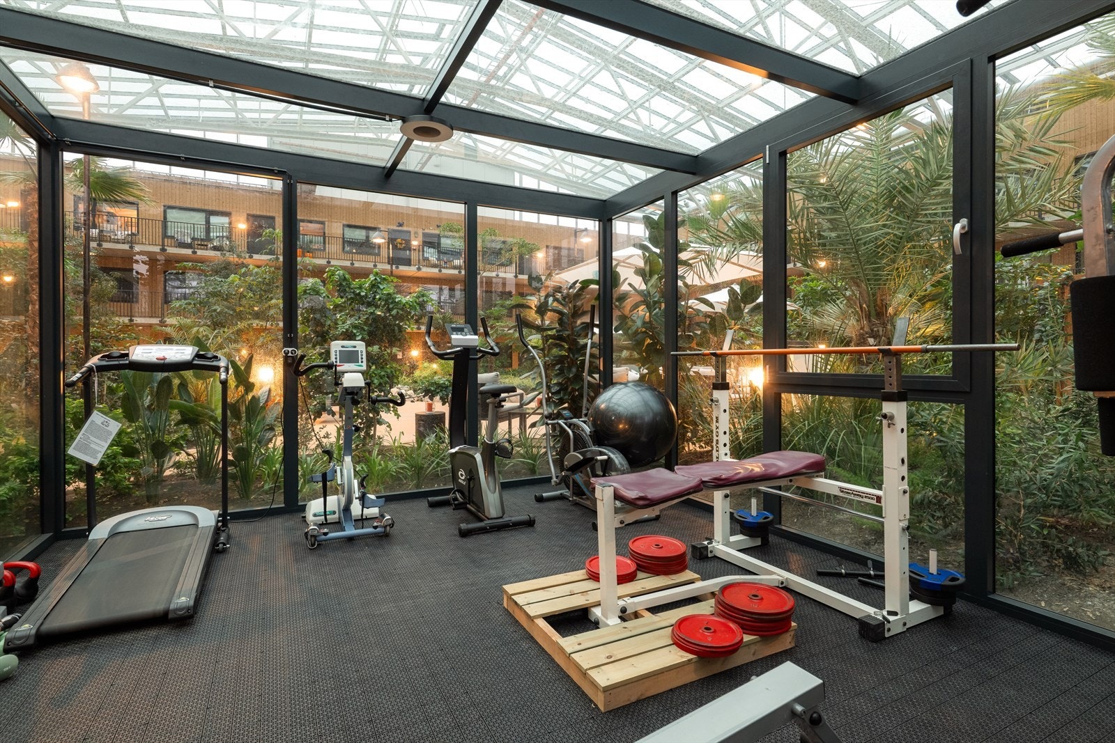 Borettslaget har treningsrom med utstyr i felleshuset i vinterhagen, det er også badstu med dusj og toalett her. Galleribilde