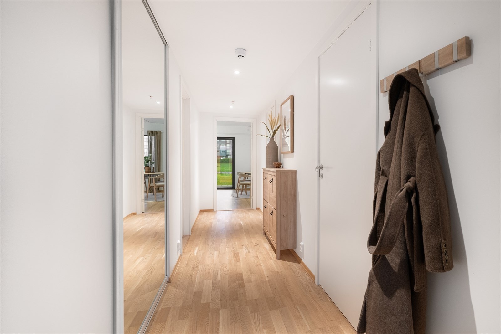 Med adkomst fra den fantastiske vinterhagen kommer man inn i leilighetens gangareal som er på 7 m2. Her er det god plass til sko- og ytterklær, samt at det er god oppbevaringsplass i dobbel skyvedørsgarderobe med speildør. Down-lights belysning i tak. Galleribilde