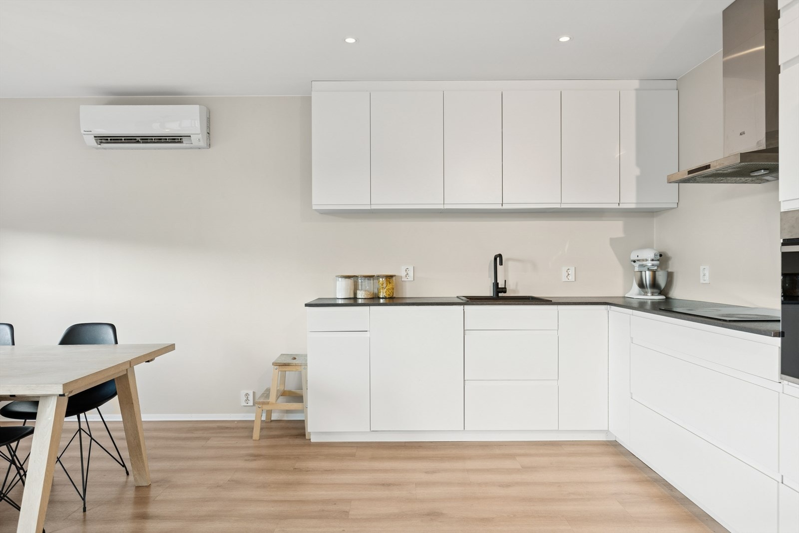 Stilrent kjøkken med glatte fronter og laminat benkeplate. Kjøkkenventilator med avtrekk ut. Lekkasjevarsler (Waterguard) under benkeskap. Galleribilde