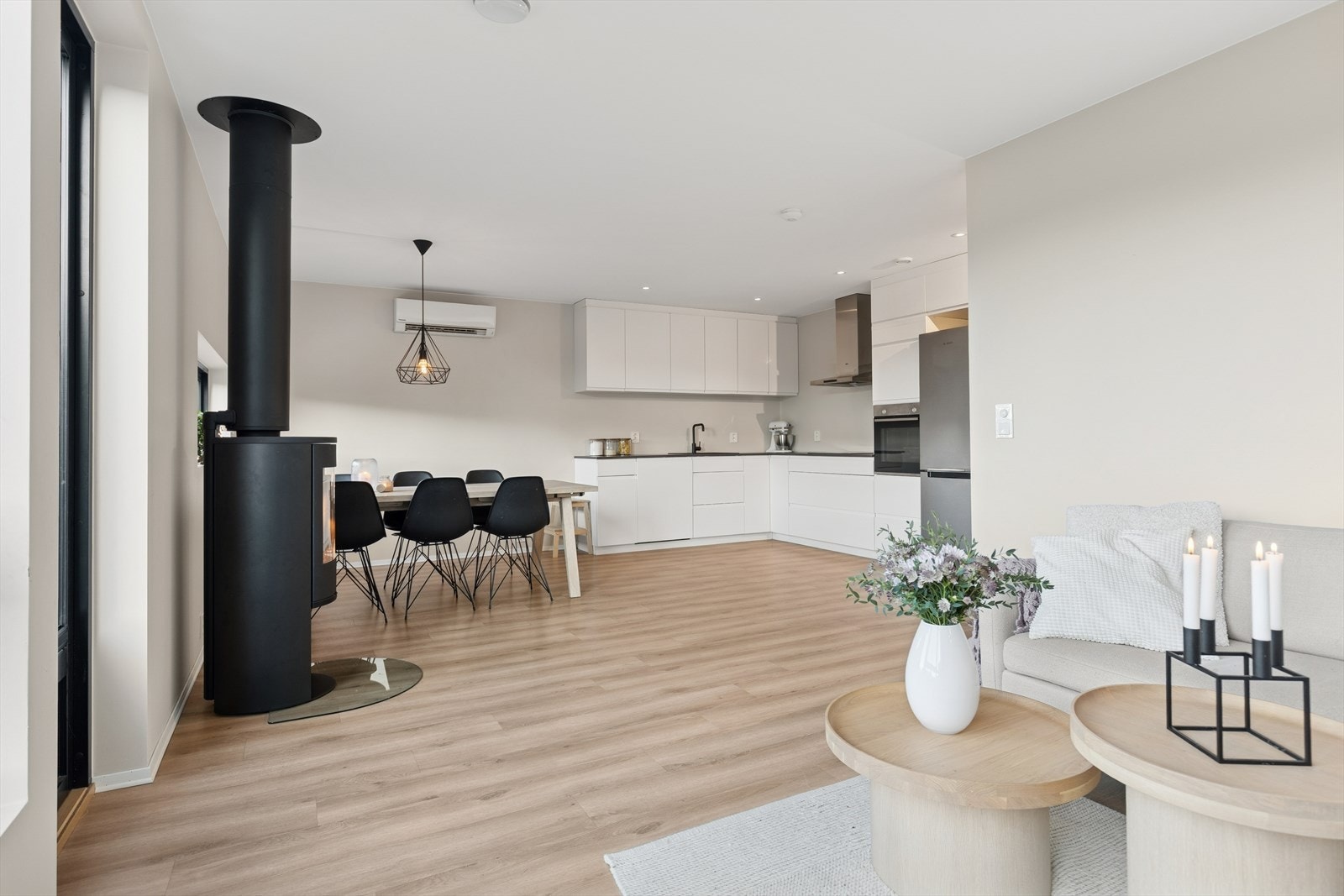 Åpen og sosial stue- og kjøkkenløsning. Galleribilde