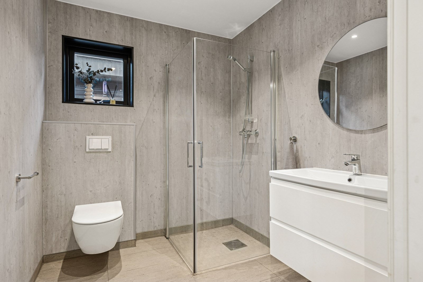 Delikat bad med fliser på gulv. Våtromsplater på vegg. Galleribilde