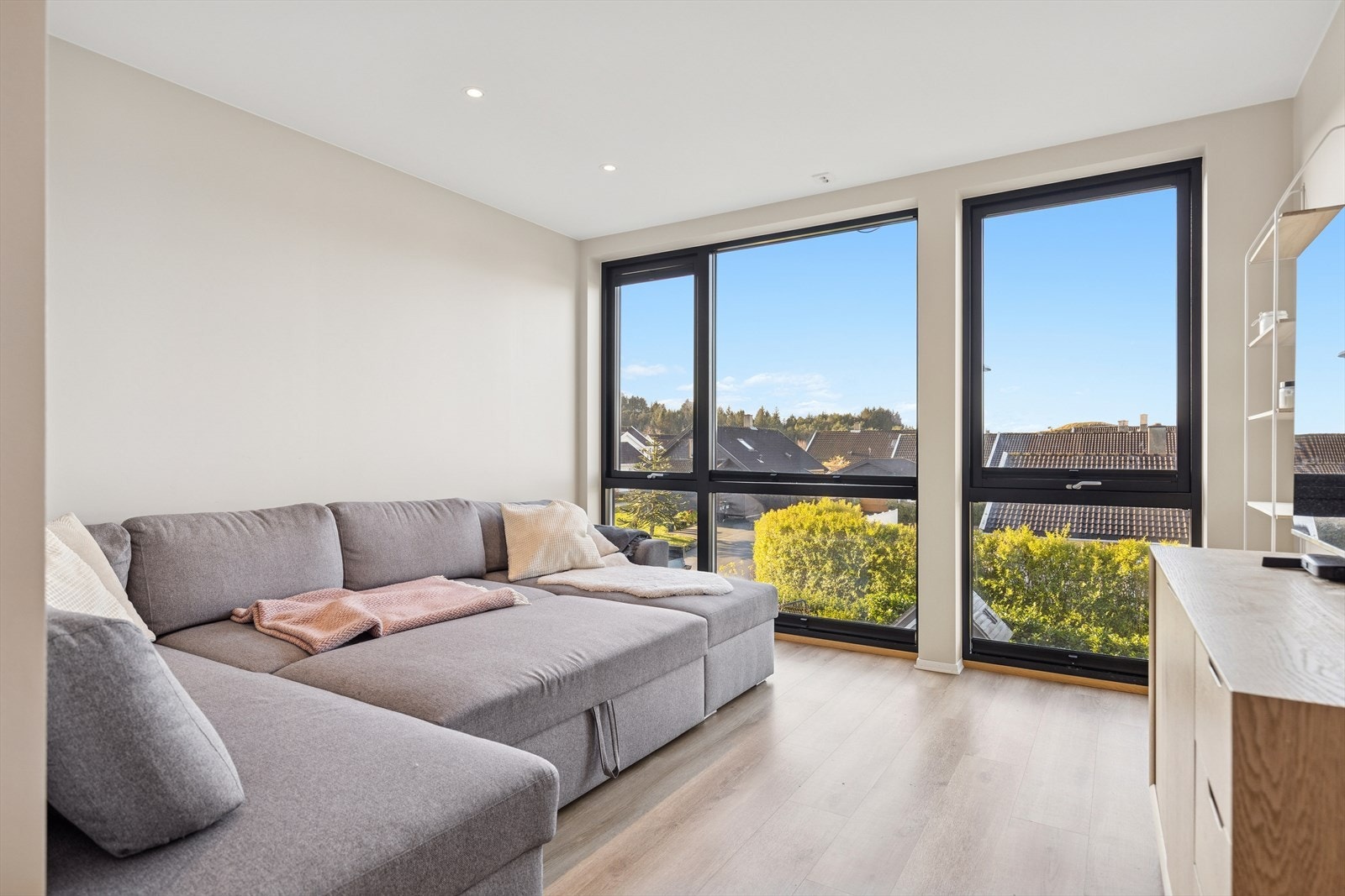 Kjekk loftstue med store vindusflater. Galleribilde