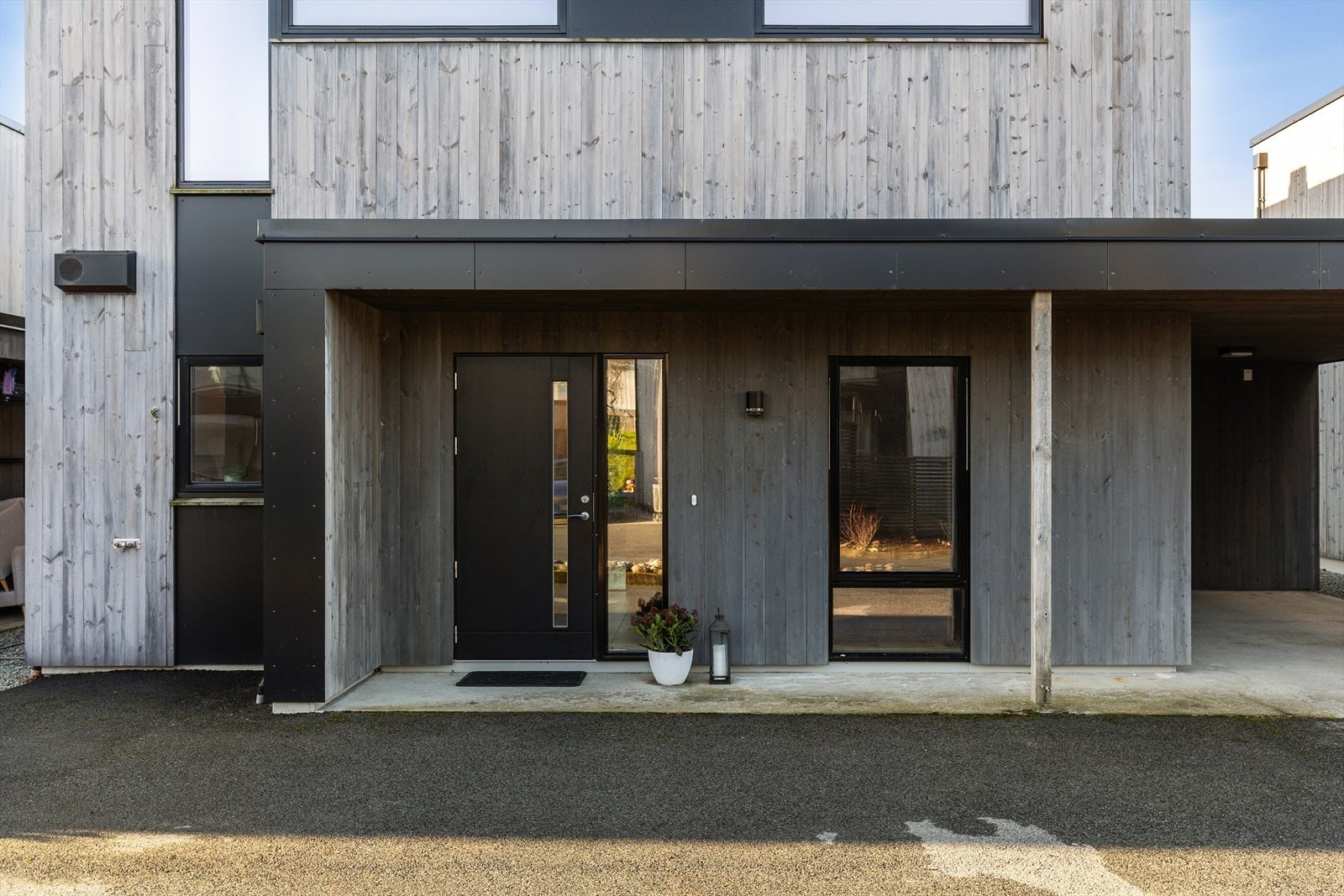 Pent og velstelt inngangsparti - Hyggelig veranda, her nytes morgenkaffen! Galleribilde