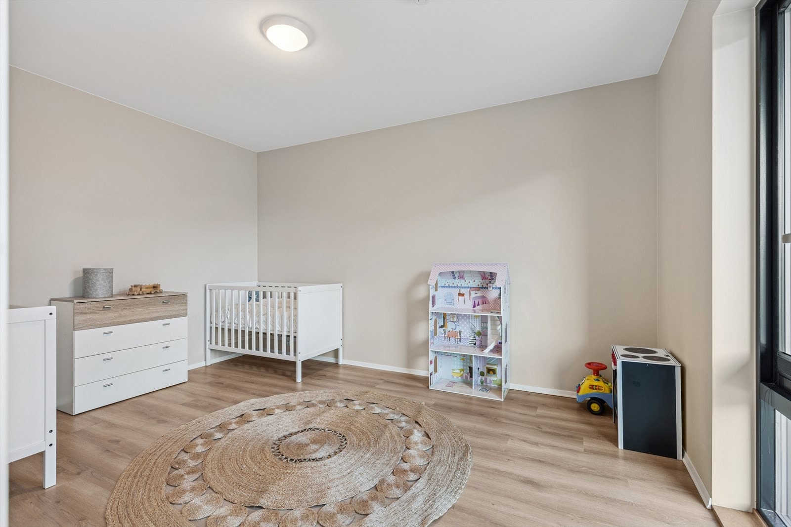 Romslig soverom i 1. etasje. Galleribilde