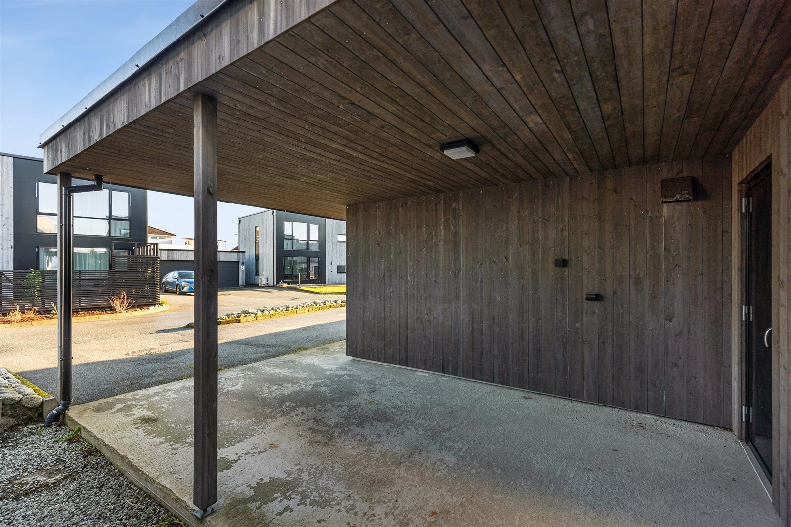 Parkering i carport. Utvendig bod. Galleribilde