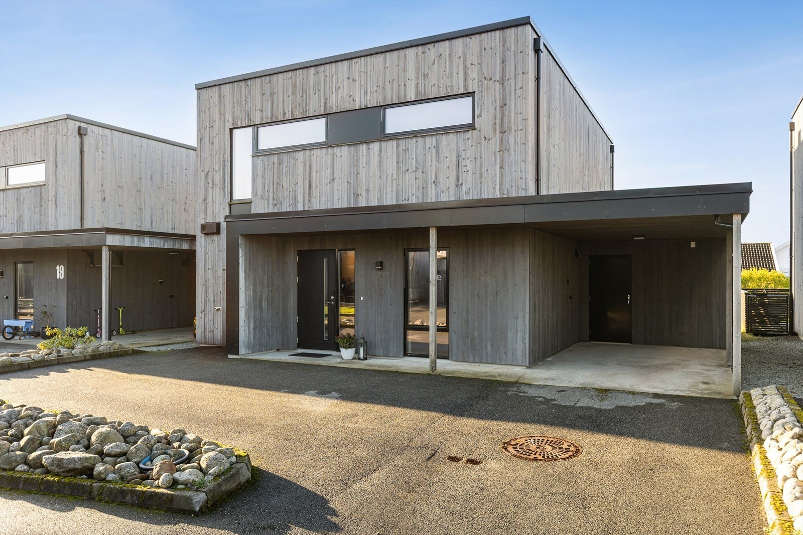 Asfaltert innkjørsel. Galleribilde