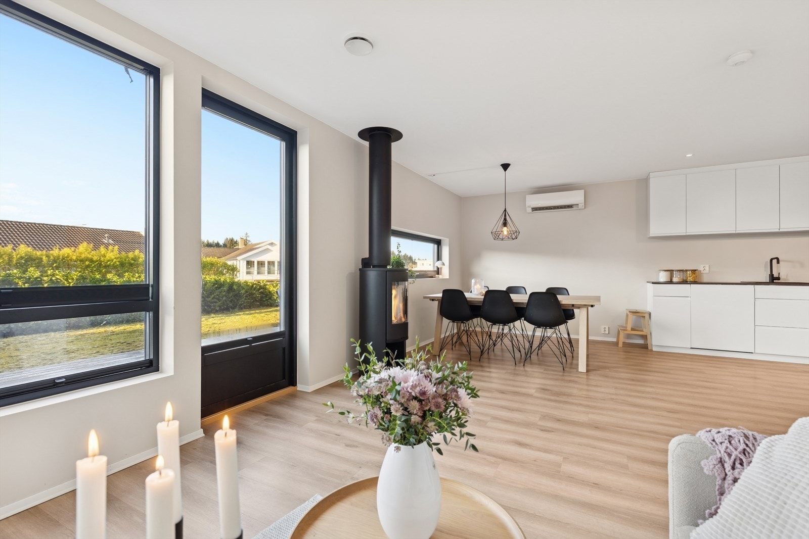 1. etasje har en lys og romslig stue med gode innredningsmuligheter til sofagruppe og tv-møblement. Galleribilde