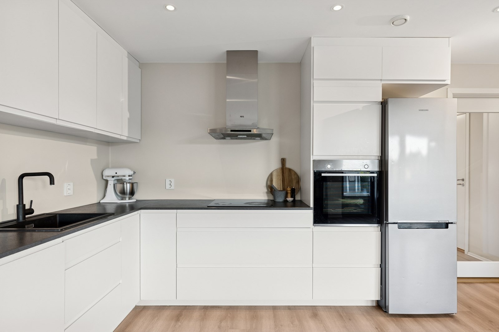 Godt utbygget med skap- og benkeplass. Kjøkkenet er innredet slik at matlagingen forenes med sosialt samvær. Galleribilde