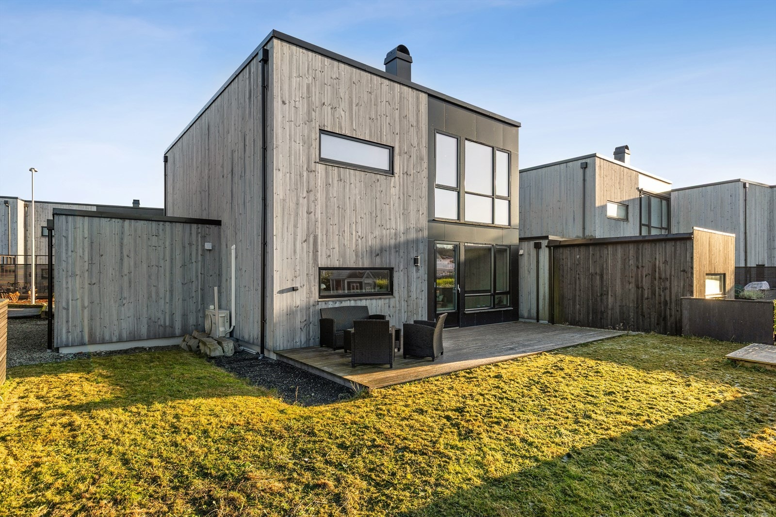 En lekker, nyere familiebolig fra 2019 som byr på høy trivselsfaktor for hele familien. Rolig beliggenhet med alt store og små trenger for å bo godt. Galleribilde